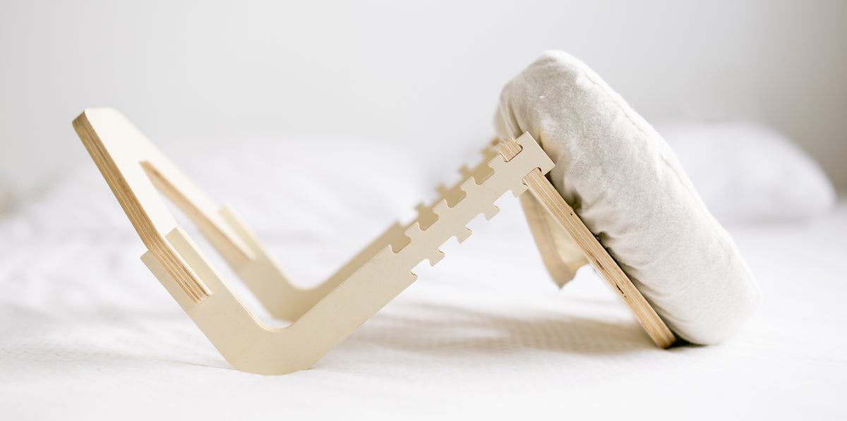 De Ezspa Bedmassage Set opgesteld op een opgemaakt bed