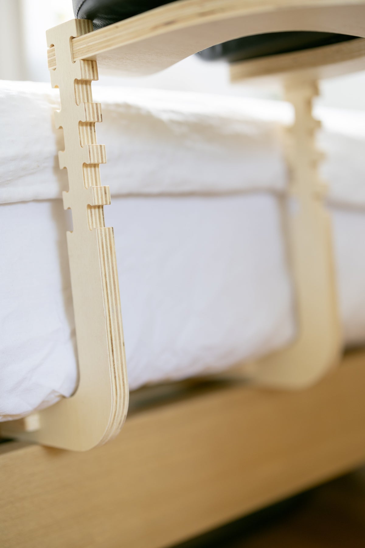 Het houten frame in elkaar gezet op een wit bed