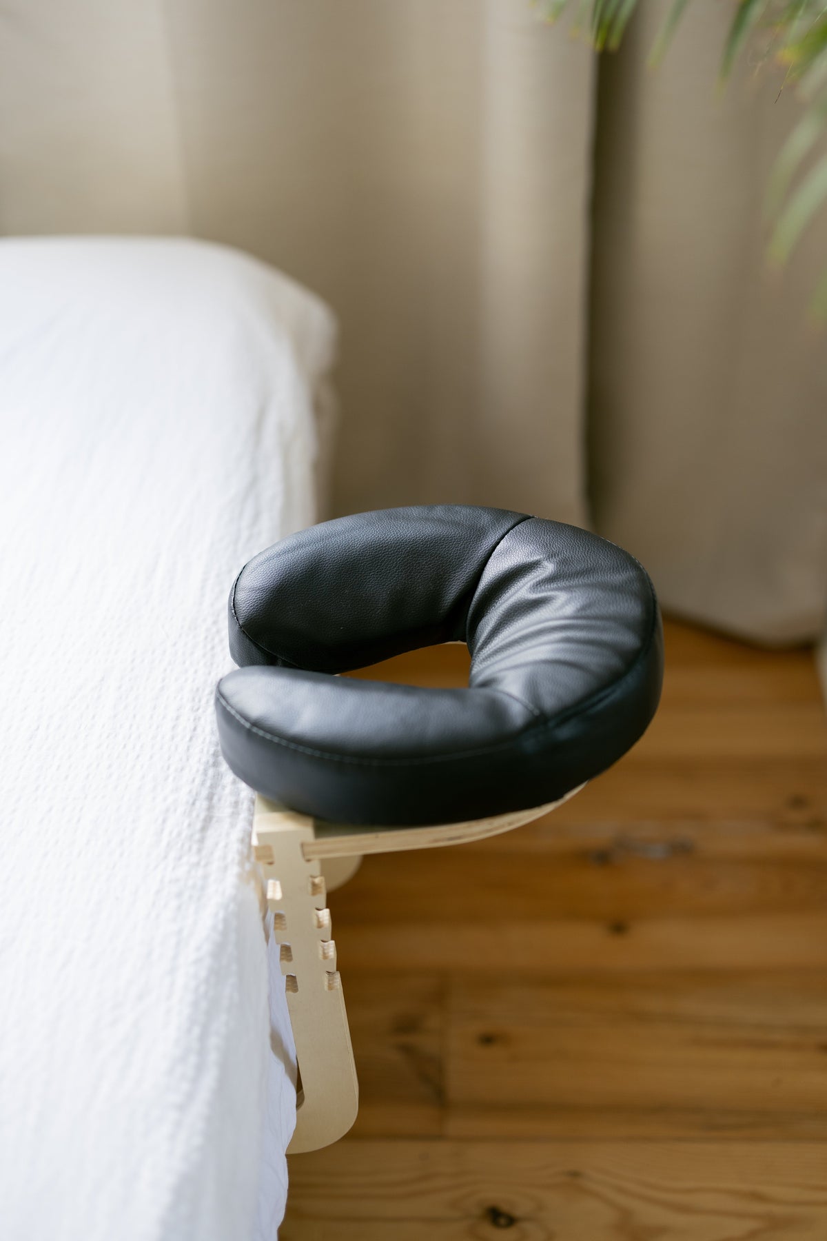 Het zwarte hoofdkussen op het frame aan de rand van een bed