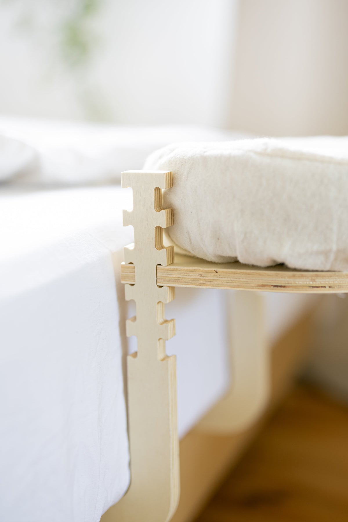 Het houten frame met hoofdkussen van opzij, aan de rand van een matras