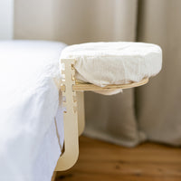 De Ezspa Bedmassage Set opgesteld aan de rand van een opgemaakt bed